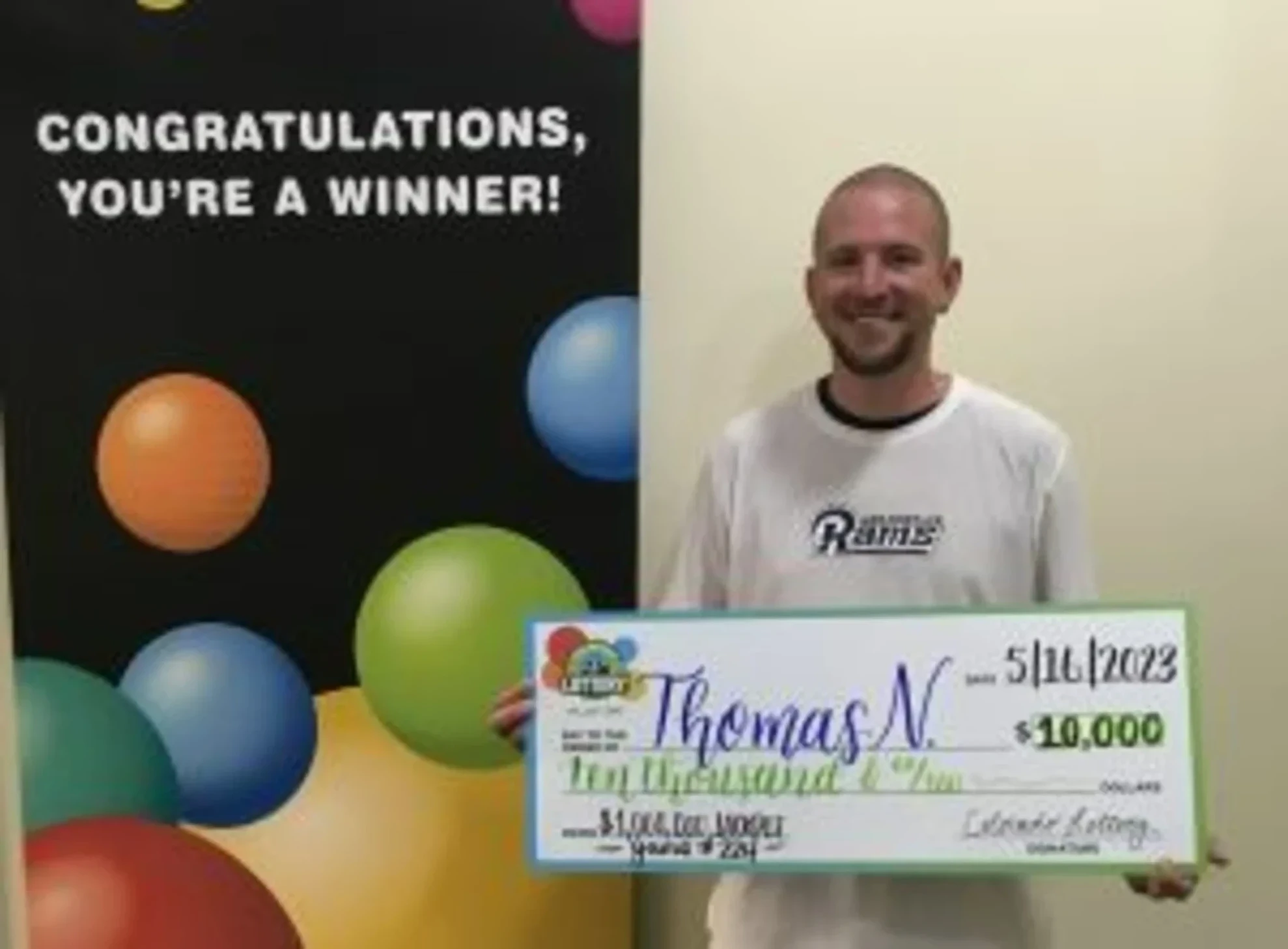 托马斯·N. 刮掉了一个 $10,000的大奖！